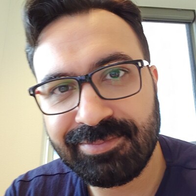 Engin Soysal van het Experts Live Radio team